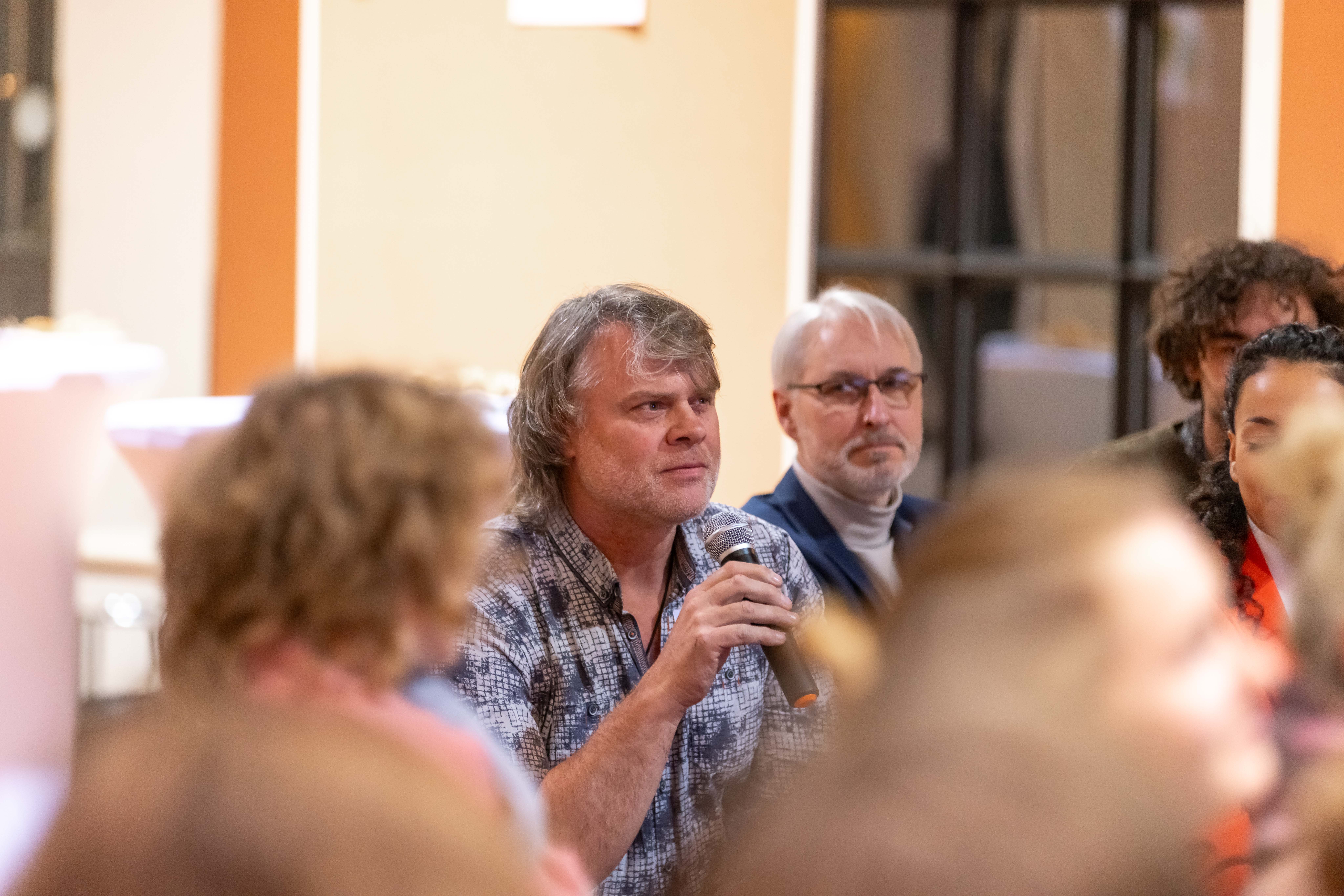 Ein Mann aus dem Publikum stellt eine Frage.