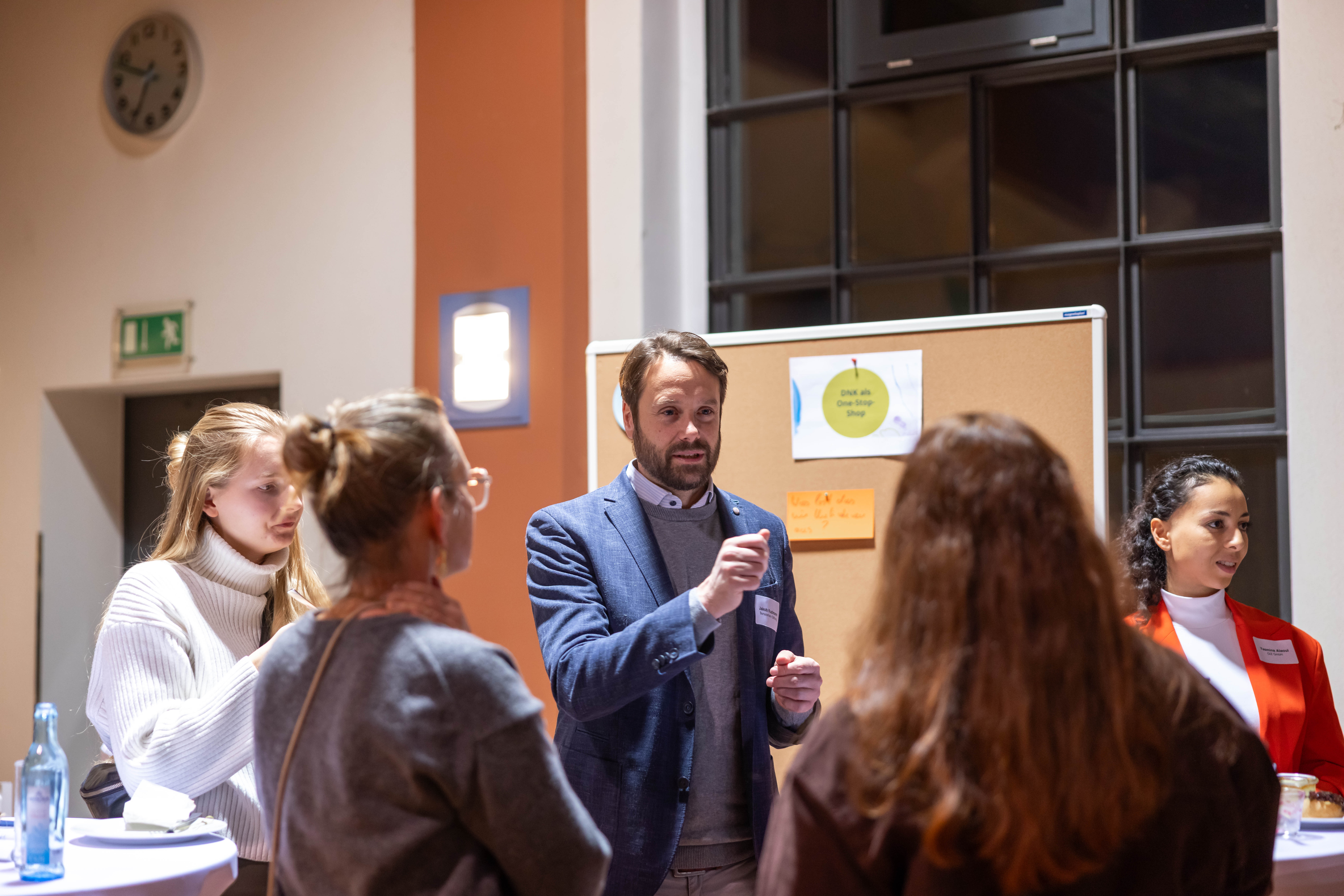 Jakob K. hält einen Vortrag in einer Austauschrunde.